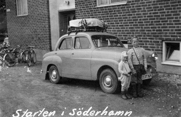 Jag och min syster vid bilen i Söderhamn.