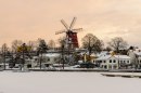 En vintereftermiddag i Strängnäs. Den gamla väderkvarnen vakar över småbåtshamnen.