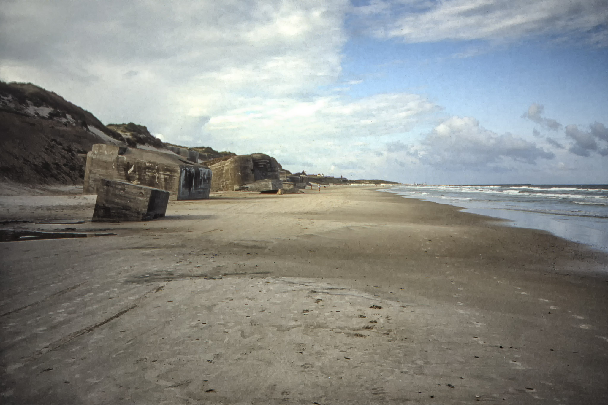 Rester av Hitlers Atlantvall på stranden vid Lökken.
