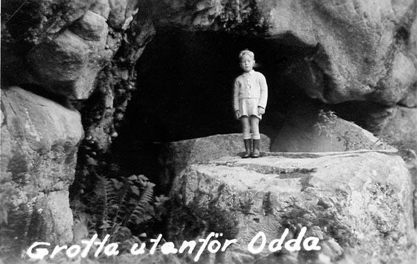 Jag vid en grotta utanför Odda
