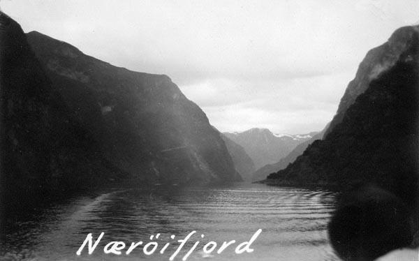 En typisk norsk fjord med sina höga branta fjällsidor