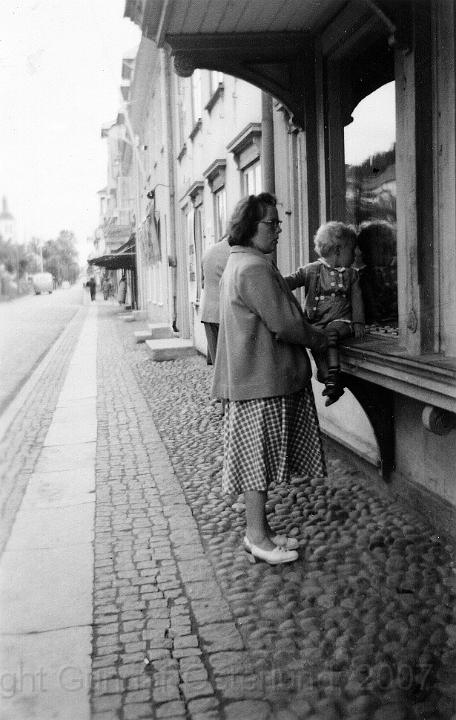 Jag och min mamma tittar i skyltfönster