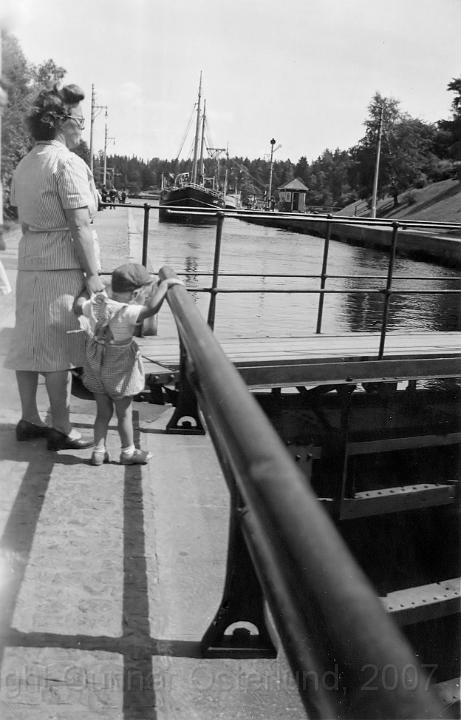 Jag och min mamma vid slussen i Trollhättan