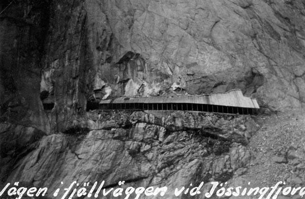 Vägen utmed Jössingfjord går som ett maskspår på bergväggen.