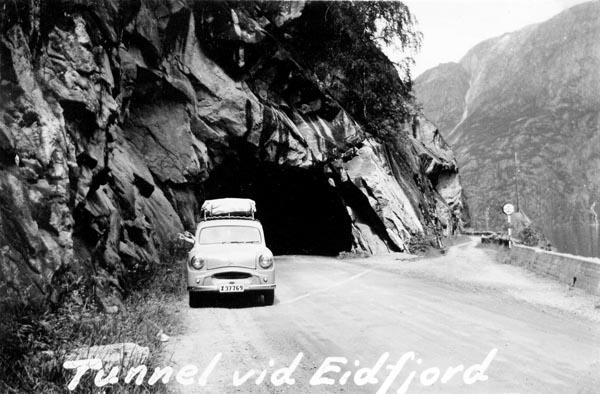Bilen framför tunnel vid Eidfjord. Den gamla vägen går till höger.