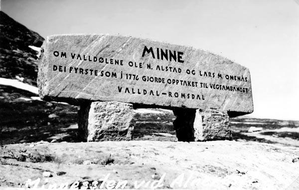Minnessten vid högsta punkten mellan Valldal och Romsdal