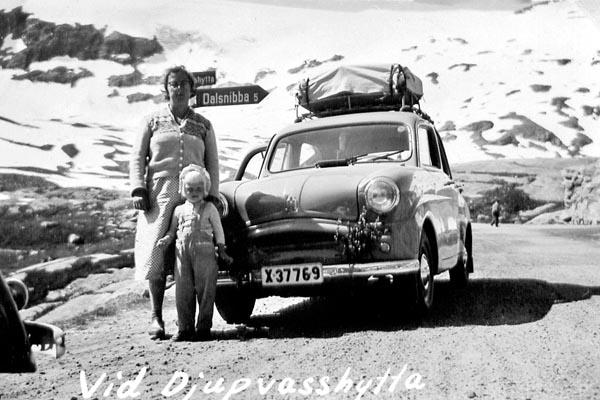 Min syster och vår mamma vid bilen vid Djupvasshytta