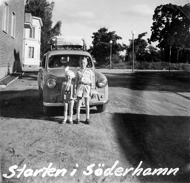 Jag och min syster framför bilen i Söderhamn.