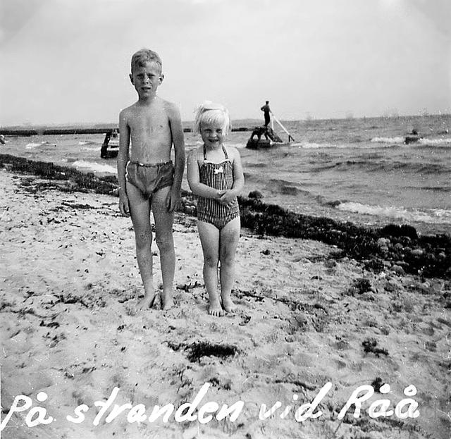 Jag och min syster på stranden vid Råå