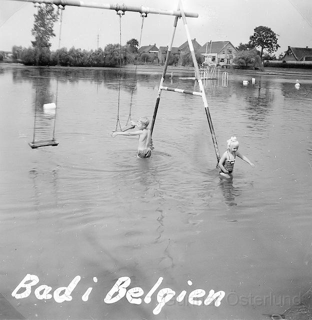 Jag och min syster badar vid en campingplats i Belgien