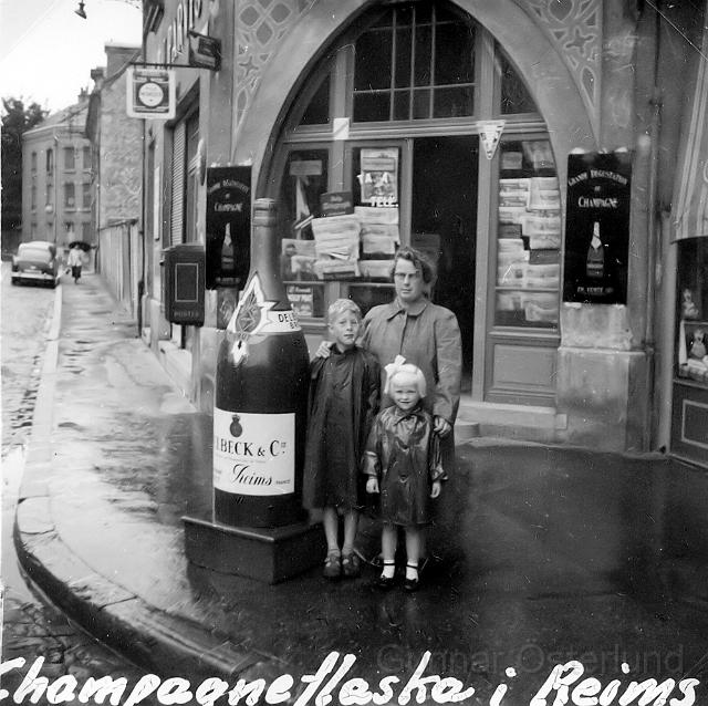 Jag, min syster och vår mamma vid en vinaffär i Reims