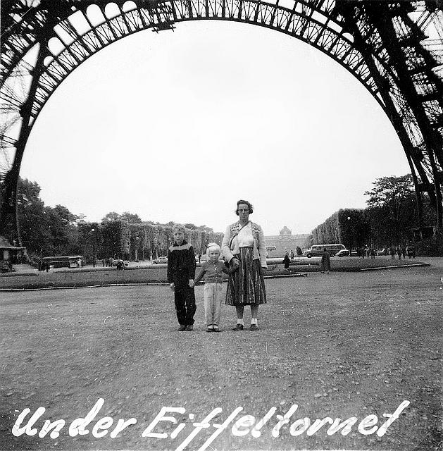 Jag, min syster och vår mamma under Eiffeltornet i Paris