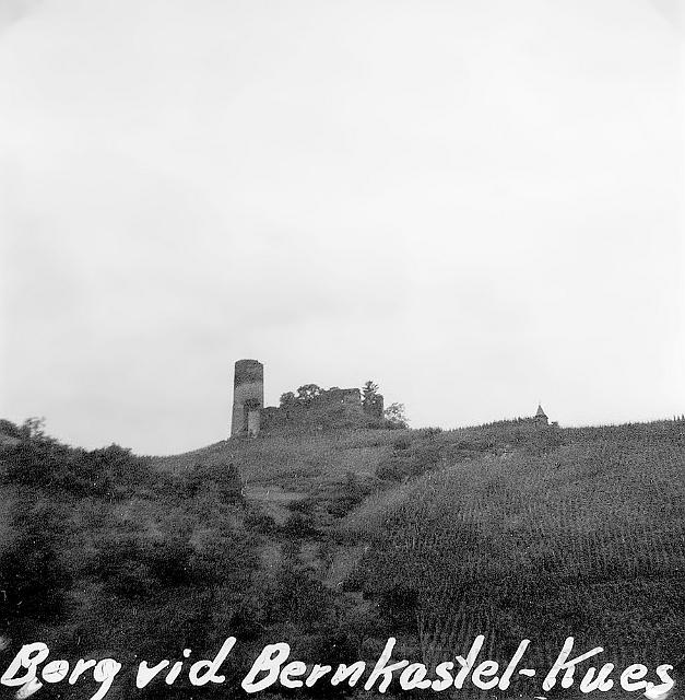 En borg ovanför Vernkastell-Kues.