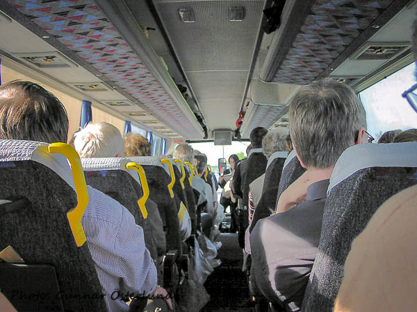 Vi färdades bekvämt i den moderna bussen.