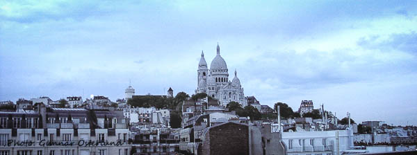 Kvällsbild av Sacré Coeur från taket på Hotel Carlton