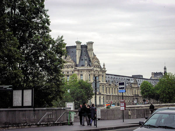 En liten del av Louvren sett från Musée d'Orsay.