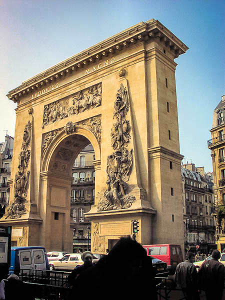 En av triumfbågarna i Paris.