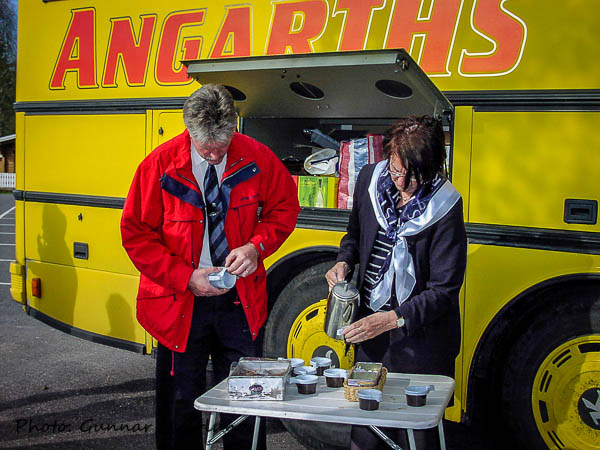 Monica och Krister serverar kaffe.