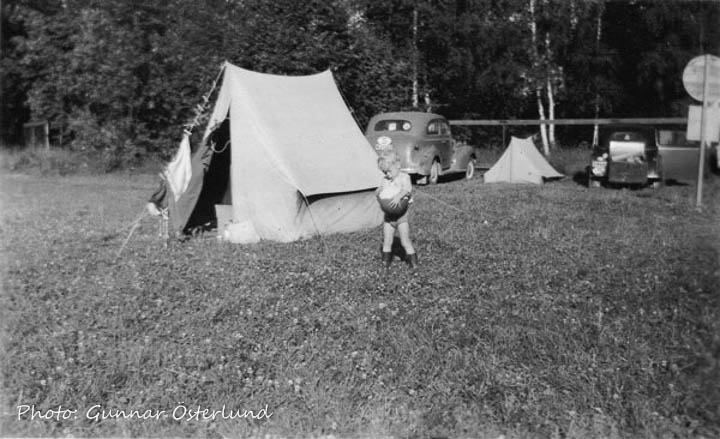 Jag vid tältet på campingplatsen i Ludvika
