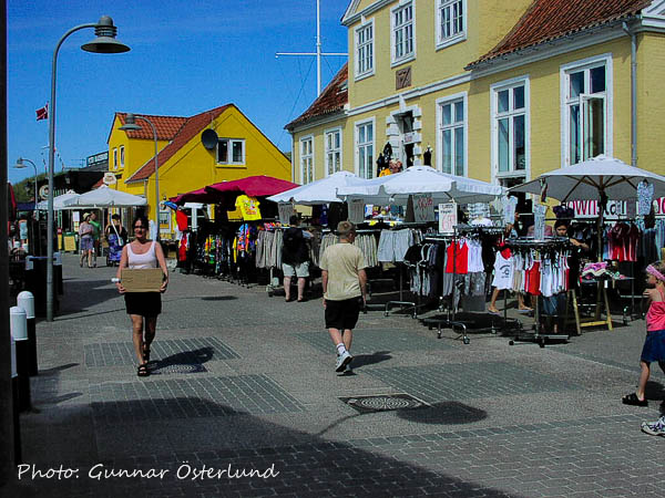 Gatumarknad i badorten Lökken.