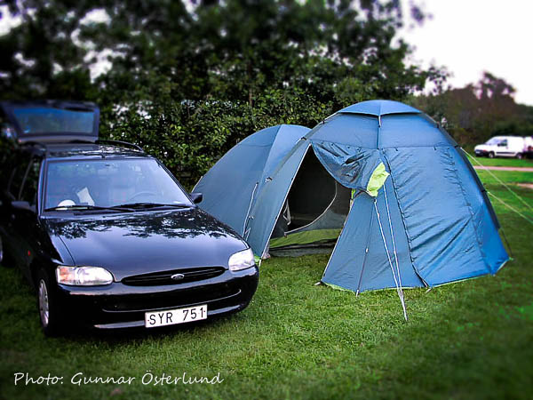 Bilen och tältet på campingplatsen i Ribe.
