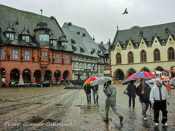 Ett regnvått torg i Goslar.