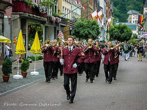En musikkår kommer marscherande