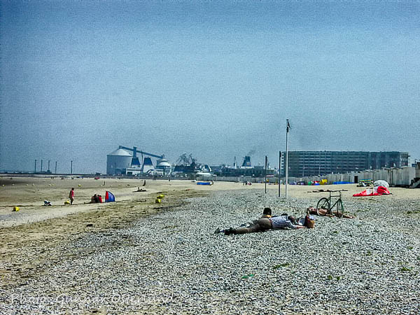 Det var glest mellan besökarna på stranden.i Calats, Frankrike.