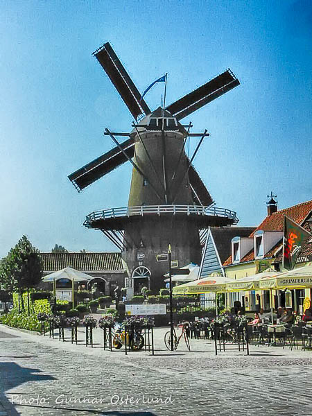 En typisk holländsk kvarn i Sluiss i Nederländerna.