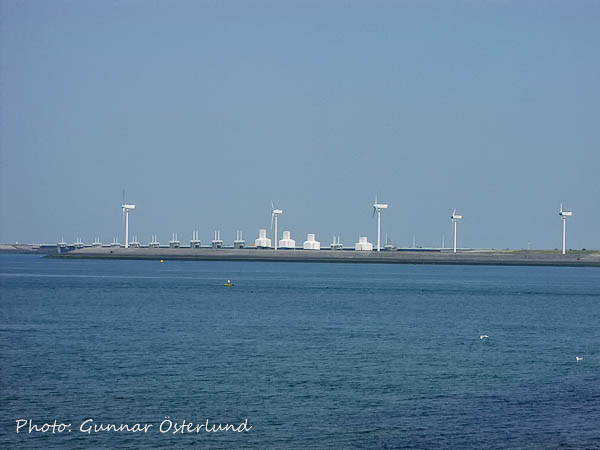 Damm med vindkraftverk i Scheldedeltat i Nederländerna.