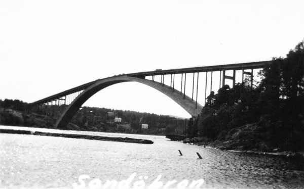 Sandöbron samt en timmerbunt i Ångermanälven