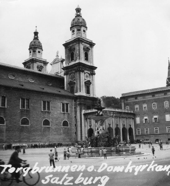 Domkyrkan och torgbrunnenr i Salzburg.