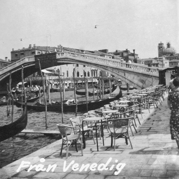 Uteservering och gondoler i Venedig.