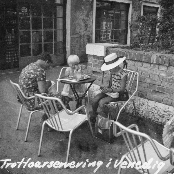 Fika på trottoarservering i Venedig.