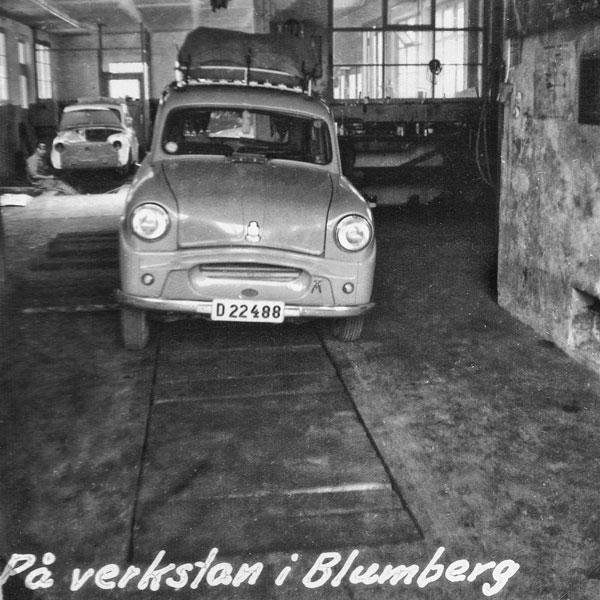 Bilen på verkstad i Blumberg p.g.a. fjäderbrott.