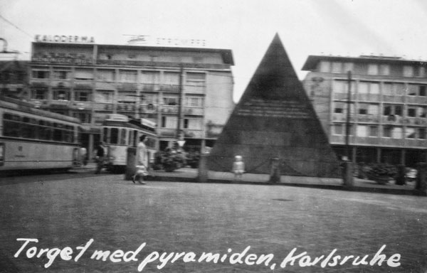 Torget med pyramiden i Karlsruhe.