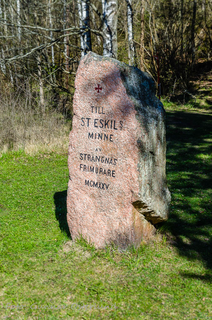 Minnessten vid St Eskils källa.