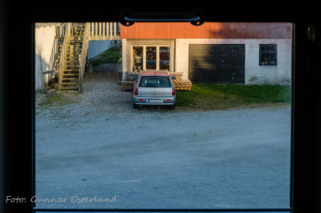 Bilen sedd från rummet på Gangvide farm.