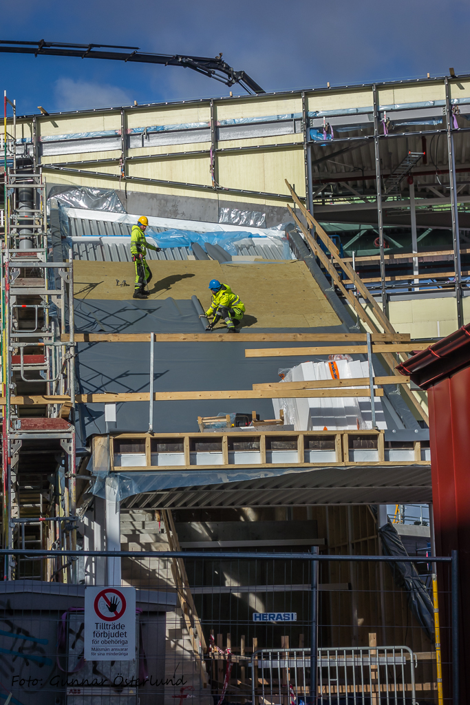 Takarbete vid stationsbygget.