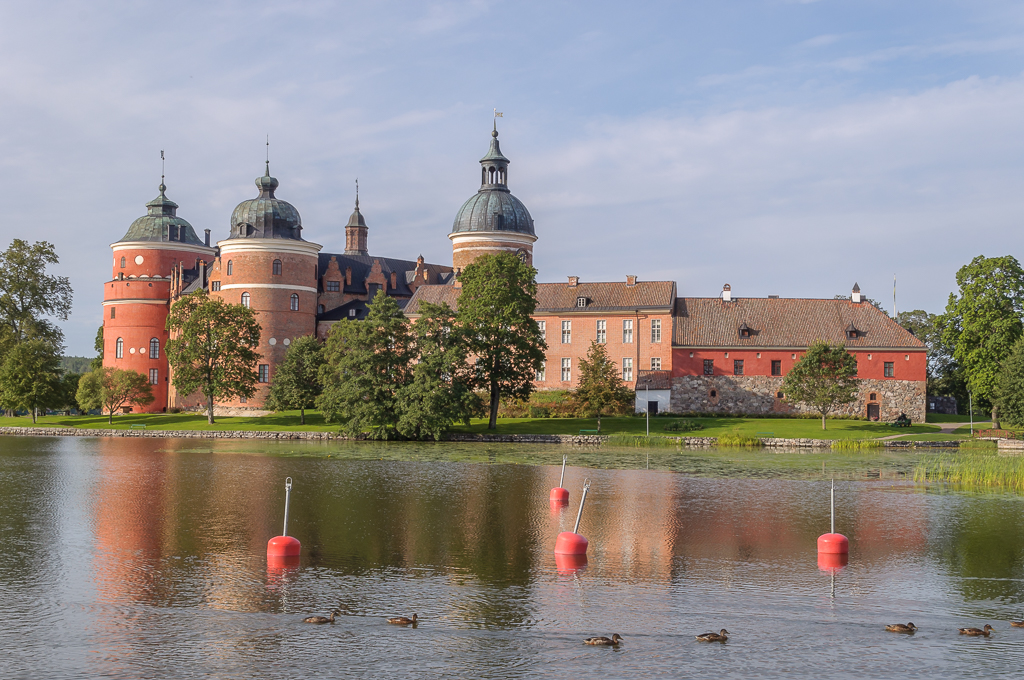 Gripsholms slott en tidig sensommarmorgon.