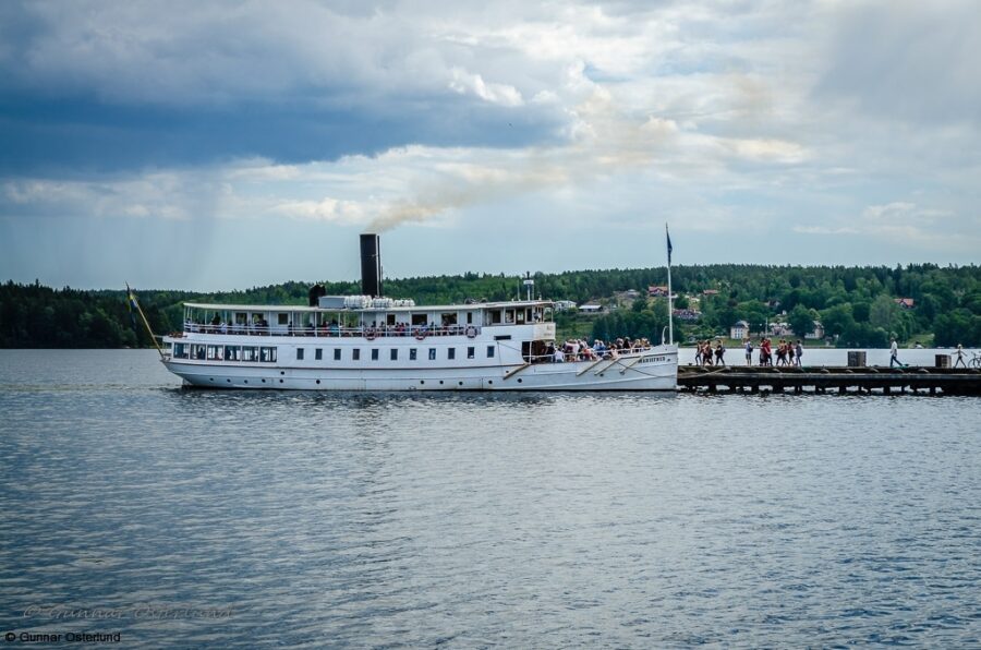 Passagerare g&aring;r ombord p&aring; s/s Mariefred inf&ouml;r b&aring;tresan.