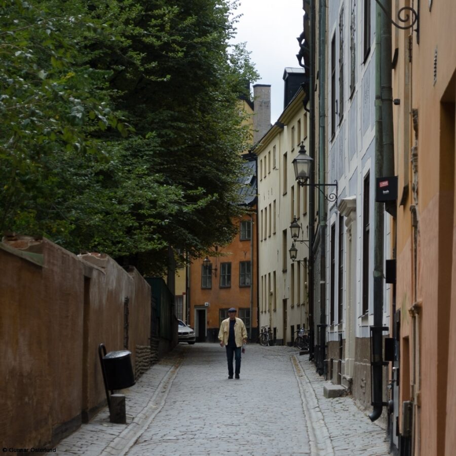 En ensam man i Gamla stan i Stockholm.