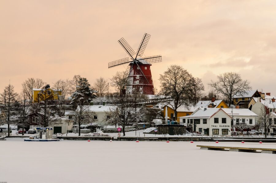 En vintereftermiddag i Str&auml;ngn&auml;s. Den gamla v&auml;derkvarnen vakar &ouml;ver sm&aring;b&aring;tshamnen.