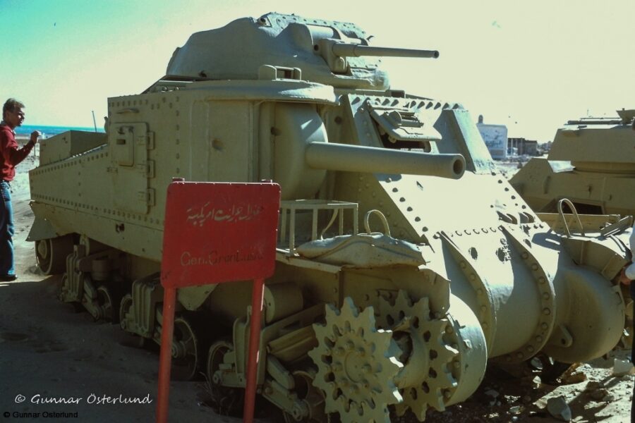 En utslagen medeltung stridsvagn M3 i El Alamein.