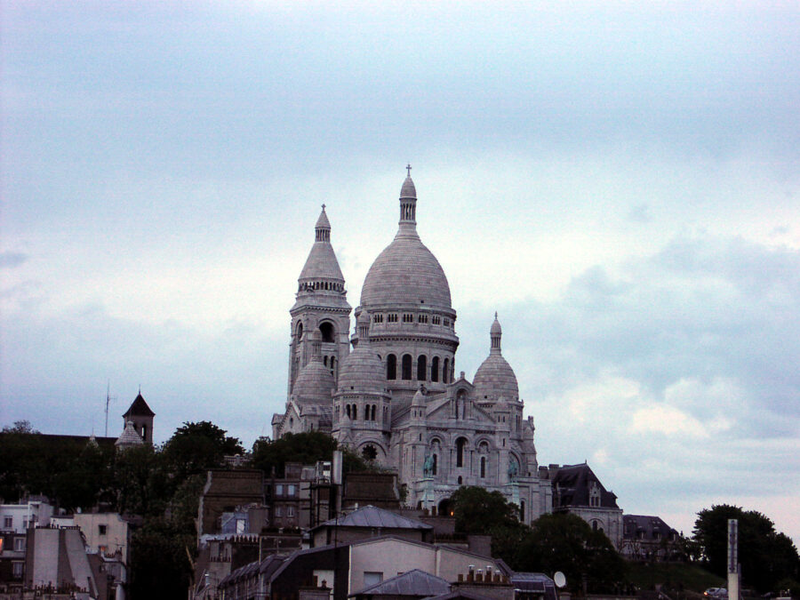 Kvällsbild av Sacré Coeur.