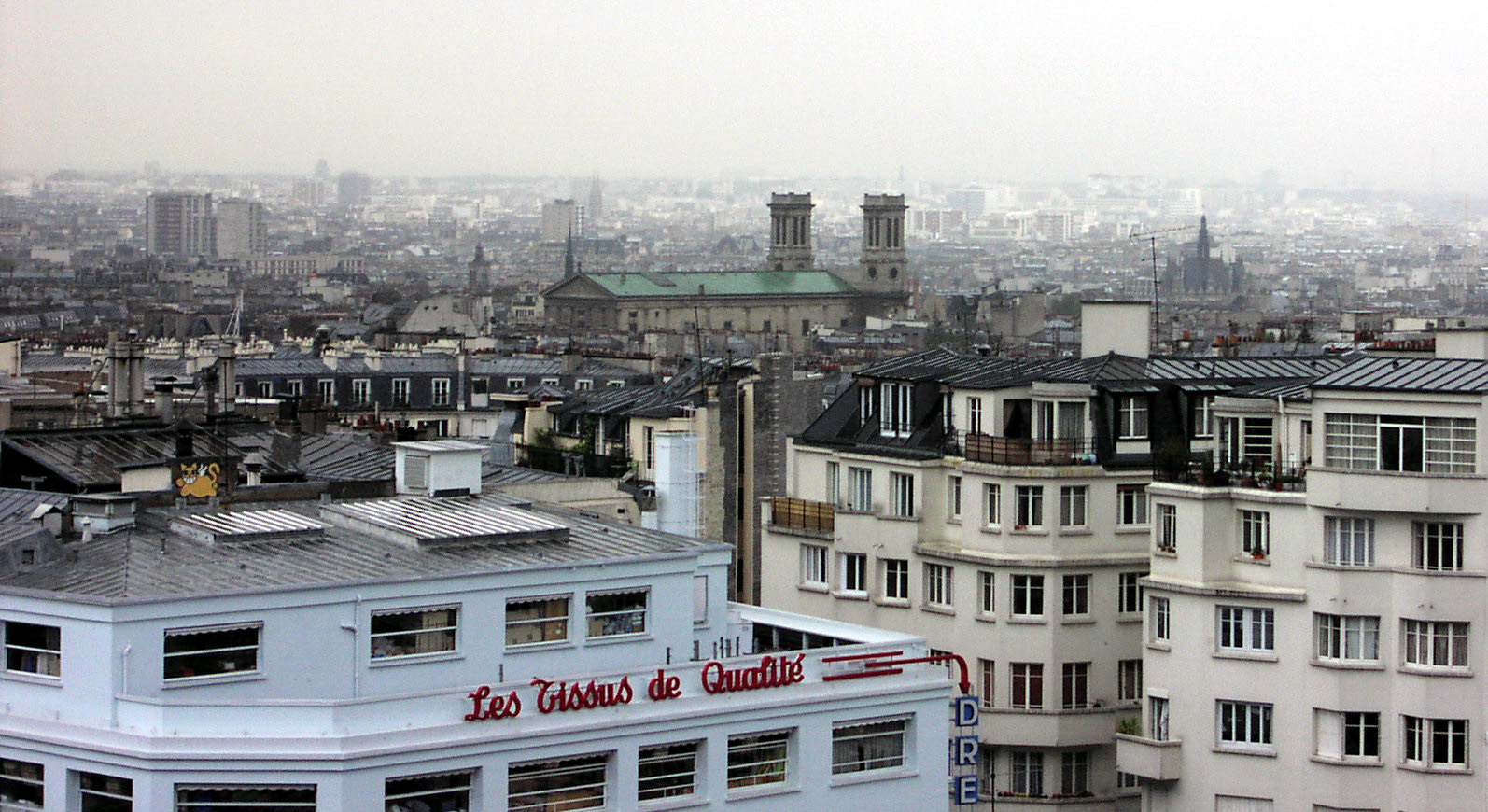 Utsikt över ett regnigt Paris.