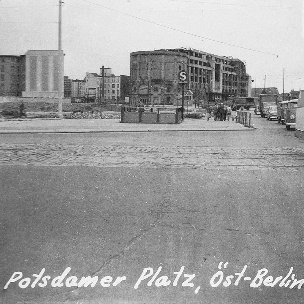 Välkänd plats. Potsdamer-Platz i Öst-Berlin.