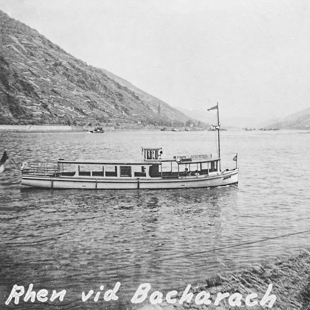 Båt på Rhen vid Bacharach.