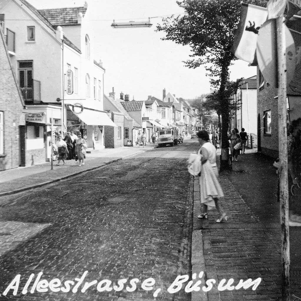 Alleestrasse i Büsum verkade vara huvudgatan i den lilla staden.