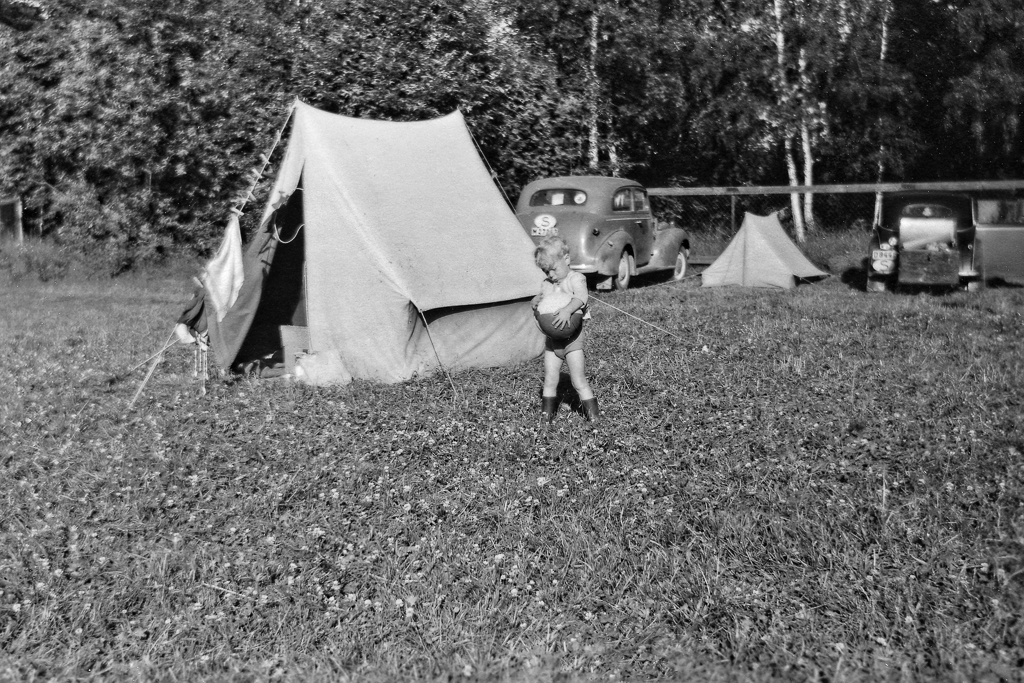 Gunnar och tältet vid första övernattningen utanför Ludvika.